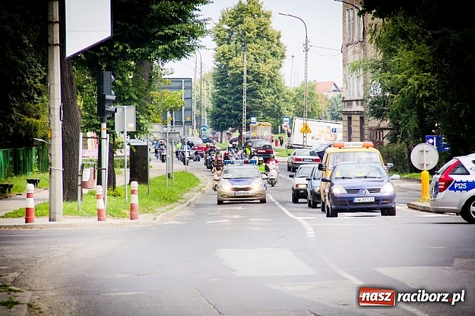 Zdjęcie w galerii na portalu naszraciborz.pl: Bezpieczniej na motorowerze. Skutery zjechały na zamek wiadomości z regionu