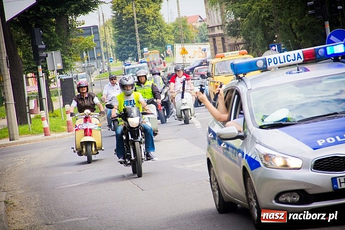 Zdjęcie w galerii na portalu naszraciborz.pl: Bezpieczniej na motorowerze. Skutery zjechały na zamek wiadomości z regionu