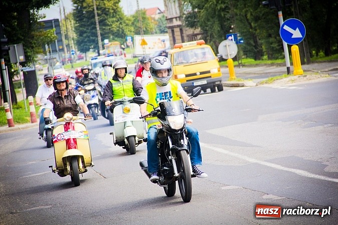 Zdjęcie w galerii na portalu naszraciborz.pl: Bezpieczniej na motorowerze. Skutery zjechały na zamek wiadomości z regionu