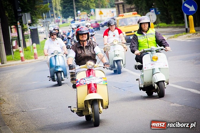 Zdjęcie w galerii na portalu naszraciborz.pl: Bezpieczniej na motorowerze. Skutery zjechały na zamek wiadomości z regionu