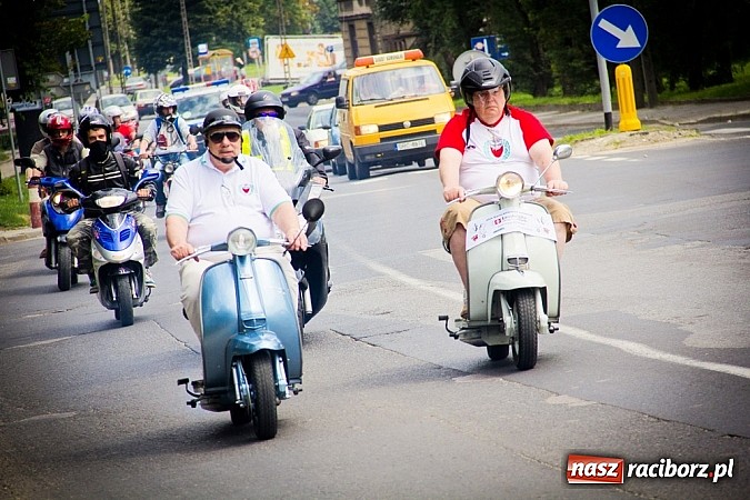 Zdjęcie w galerii na portalu naszraciborz.pl: Bezpieczniej na motorowerze. Skutery zjechały na zamek wiadomości z regionu