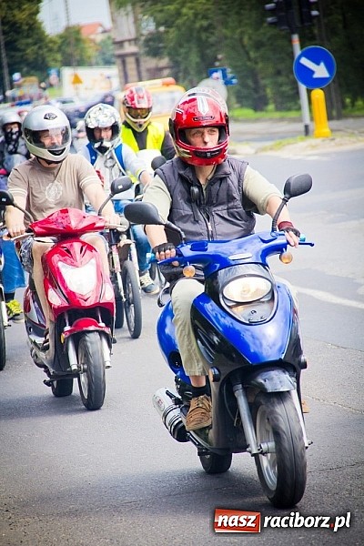 Zdjęcie w galerii na portalu naszraciborz.pl: Bezpieczniej na motorowerze. Skutery zjechały na zamek wiadomości z regionu