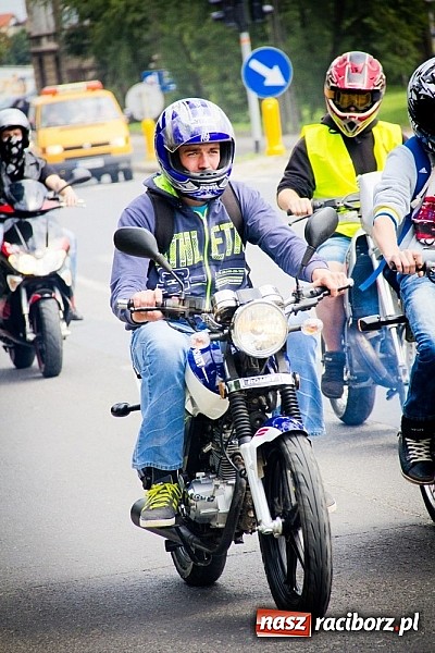 Zdjęcie w galerii na portalu naszraciborz.pl: Bezpieczniej na motorowerze. Skutery zjechały na zamek wiadomości z regionu