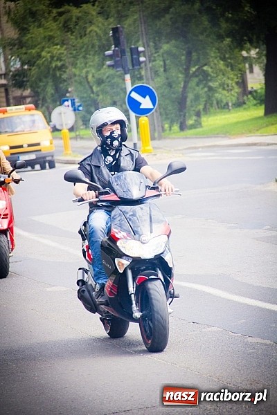 Zdjęcie w galerii na portalu naszraciborz.pl: Bezpieczniej na motorowerze. Skutery zjechały na zamek wiadomości z regionu