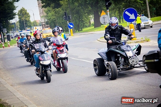 Zdjęcie w galerii na portalu naszraciborz.pl: Bezpieczniej na motorowerze. Skutery zjechały na zamek wiadomości z regionu