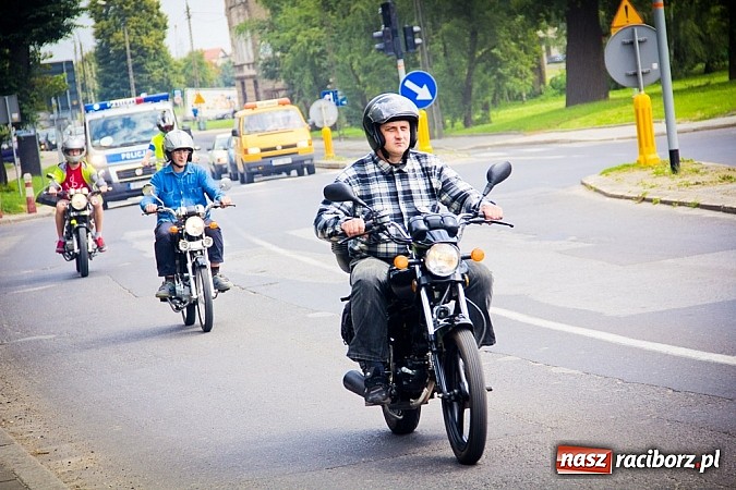 Zdjęcie w galerii na portalu naszraciborz.pl: Bezpieczniej na motorowerze. Skutery zjechały na zamek wiadomości z regionu