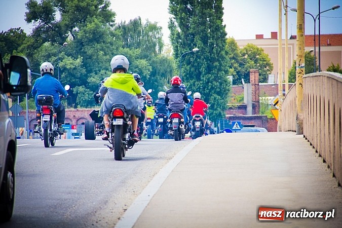 Zdjęcie w galerii na portalu naszraciborz.pl: Bezpieczniej na motorowerze. Skutery zjechały na zamek wiadomości z regionu