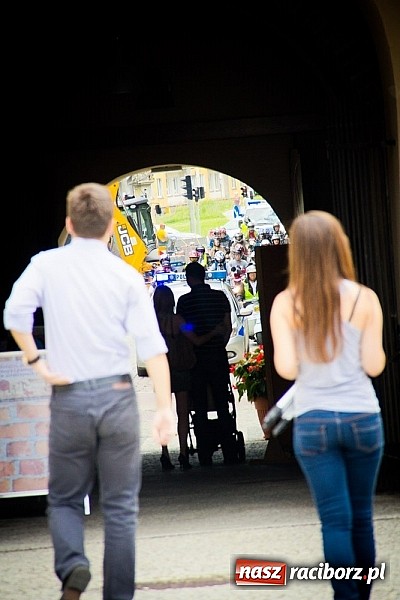 Zdjęcie w galerii na portalu naszraciborz.pl: Bezpieczniej na motorowerze. Skutery zjechały na zamek wiadomości z regionu