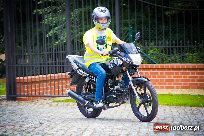 Zdjęcie w galerii na portalu naszraciborz.pl: Bezpieczniej na motorowerze. Skutery zjechały na zamek wiadomości z regionu