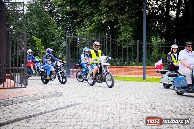 Zdjęcie w galerii na portalu naszraciborz.pl: Bezpieczniej na motorowerze. Skutery zjechały na zamek wiadomości z regionu