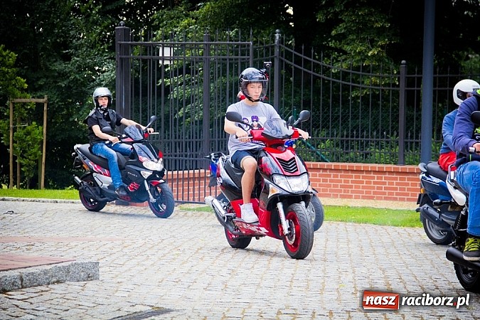 Zdjęcie w galerii na portalu naszraciborz.pl: Bezpieczniej na motorowerze. Skutery zjechały na zamek wiadomości z regionu