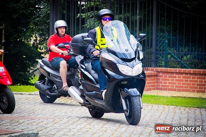 Zdjęcie w galerii na portalu naszraciborz.pl: Bezpieczniej na motorowerze. Skutery zjechały na zamek wiadomości z regionu