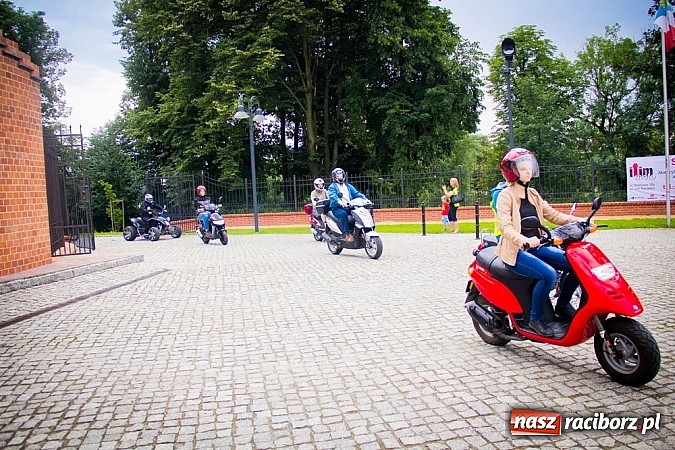 Zdjęcie w galerii na portalu naszraciborz.pl: Bezpieczniej na motorowerze. Skutery zjechały na zamek wiadomości z regionu