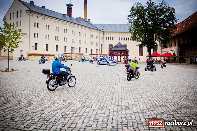 Zdjęcie w galerii na portalu naszraciborz.pl: Bezpieczniej na motorowerze. Skutery zjechały na zamek wiadomości z regionu