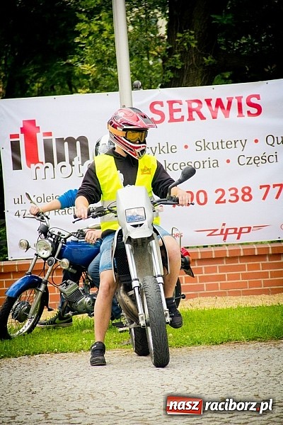 Zdjęcie w galerii na portalu naszraciborz.pl: Bezpieczniej na motorowerze. Skutery zjechały na zamek wiadomości z regionu