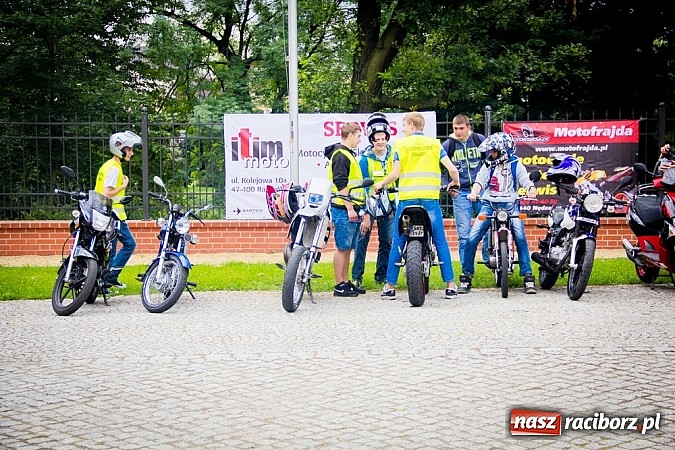 Zdjęcie w galerii na portalu naszraciborz.pl: Bezpieczniej na motorowerze. Skutery zjechały na zamek wiadomości z regionu