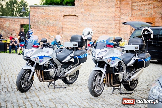 Zdjęcie w galerii na portalu naszraciborz.pl: Bezpieczniej na motorowerze. Skutery zjechały na zamek wiadomości z regionu