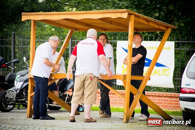 Zdjęcie w galerii na portalu naszraciborz.pl: Bezpieczniej na motorowerze. Skutery zjechały na zamek wiadomości z regionu
