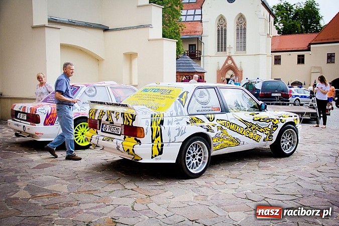 Zdjęcie w galerii na portalu naszraciborz.pl: Bezpieczniej na motorowerze. Skutery zjechały na zamek wiadomości z regionu