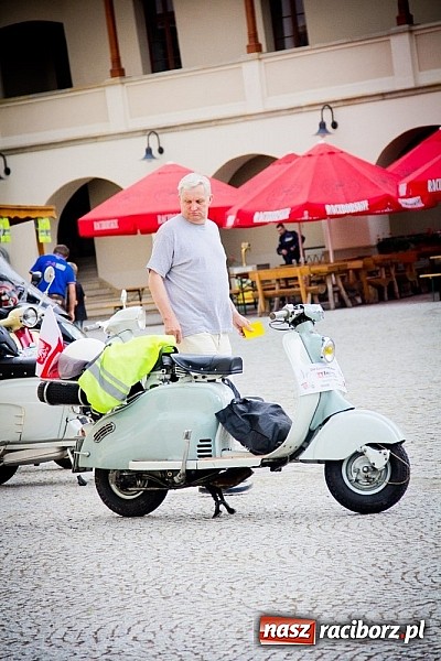 Zdjęcie w galerii na portalu naszraciborz.pl: Bezpieczniej na motorowerze. Skutery zjechały na zamek wiadomości z regionu