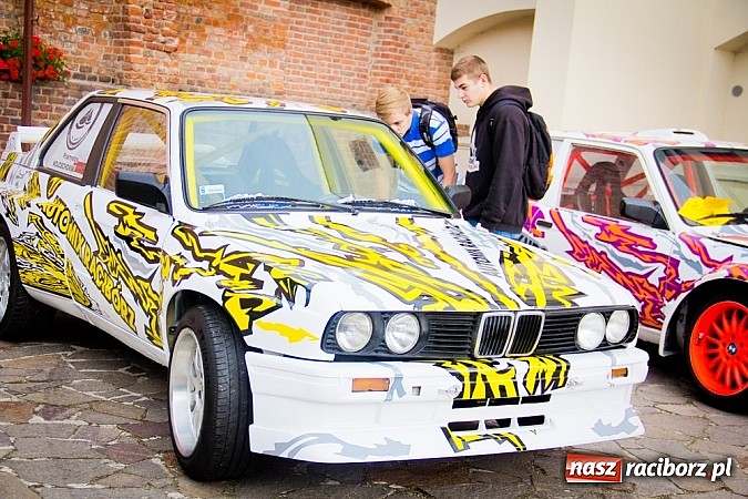 Zdjęcie w galerii na portalu naszraciborz.pl: Bezpieczniej na motorowerze. Skutery zjechały na zamek wiadomości z regionu