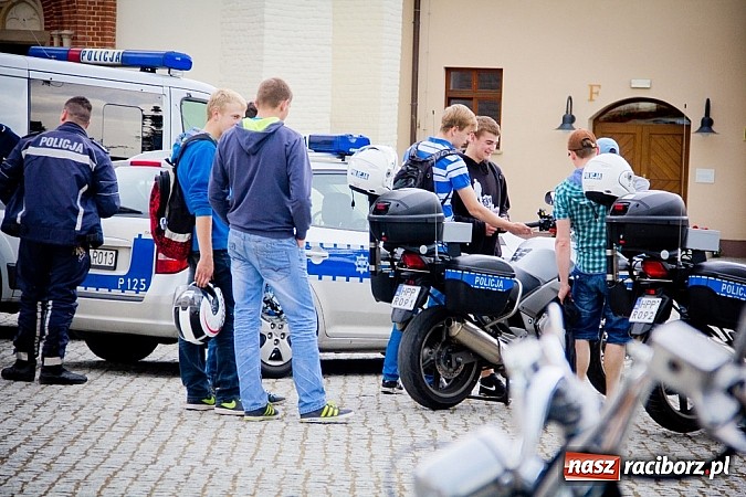 Zdjęcie w galerii na portalu naszraciborz.pl: Bezpieczniej na motorowerze. Skutery zjechały na zamek wiadomości z regionu