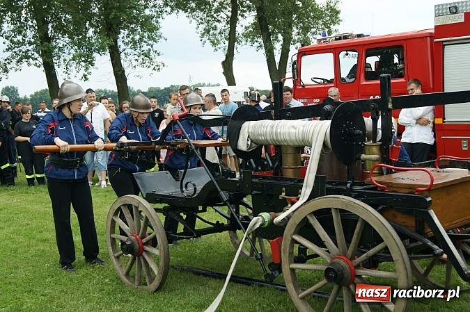 Zdjęcie w galerii na portalu naszraciborz.pl: Sikawki jak za starych dobrych lat - wideo wiadomości z regionu