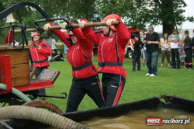 Zdjęcie w galerii na portalu naszraciborz.pl: Sikawki jak za starych dobrych lat - wideo wiadomości z regionu