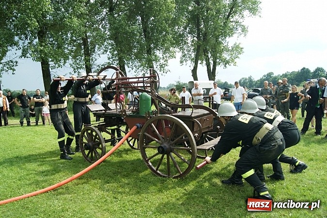 Zdjęcie w galerii na portalu naszraciborz.pl: Sikawki jak za starych dobrych lat - wideo wiadomości z regionu