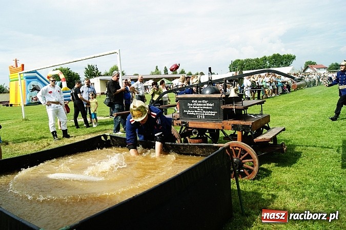 Zdjęcie w galerii na portalu naszraciborz.pl: Sikawki jak za starych dobrych lat - wideo wiadomości z regionu