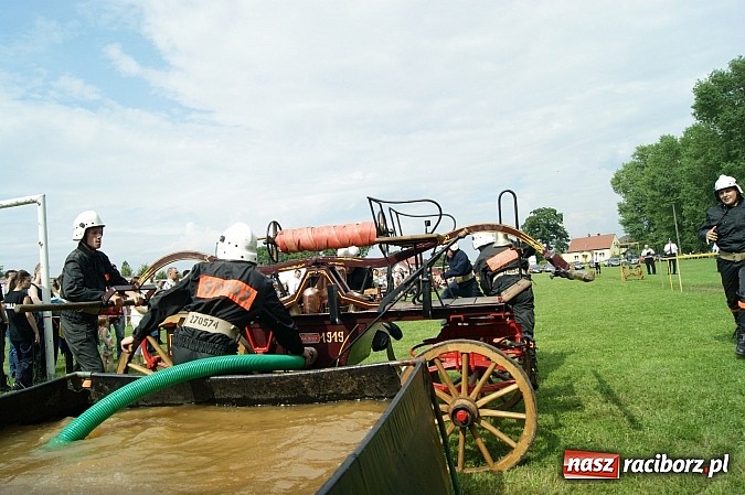 Zdjęcie w galerii na portalu naszraciborz.pl: Sikawki jak za starych dobrych lat - wideo wiadomości z regionu