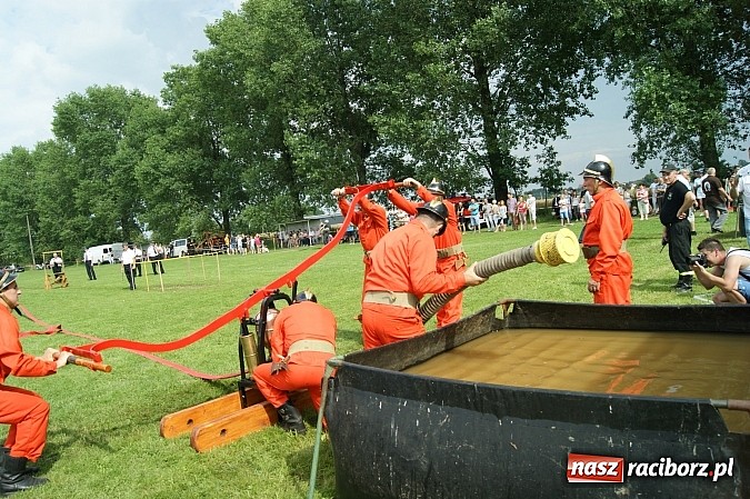 Zdjęcie w galerii na portalu naszraciborz.pl: Sikawki jak za starych dobrych lat - wideo wiadomości z regionu