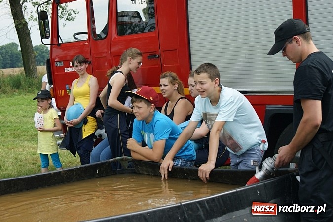 Zdjęcie w galerii na portalu naszraciborz.pl: Sikawki jak za starych dobrych lat - wideo wiadomości z regionu