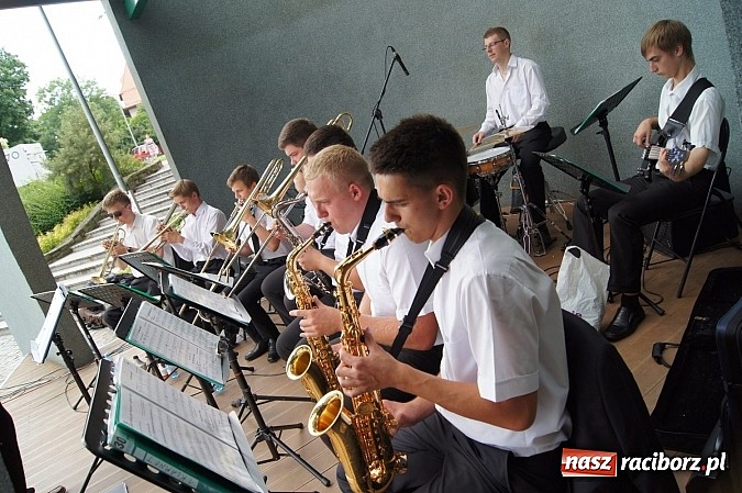 Zdjęcie w galerii na portalu naszraciborz.pl: Młodzieżowa Orkiestra RCK zagrała dla publiczności w Parku Roth  wiadomości z regionu