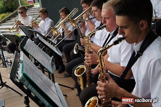 Zdjęcie w galerii na portalu naszraciborz.pl: Młodzieżowa Orkiestra RCK zagrała dla publiczności w Parku Roth  wiadomości z regionu