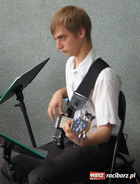 Zdjęcie w galerii na portalu naszraciborz.pl: Młodzieżowa Orkiestra RCK zagrała dla publiczności w Parku Roth  wiadomości z regionu