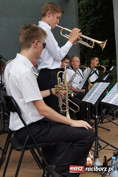 Zdjęcie w galerii na portalu naszraciborz.pl: Młodzieżowa Orkiestra RCK zagrała dla publiczności w Parku Roth  wiadomości z regionu