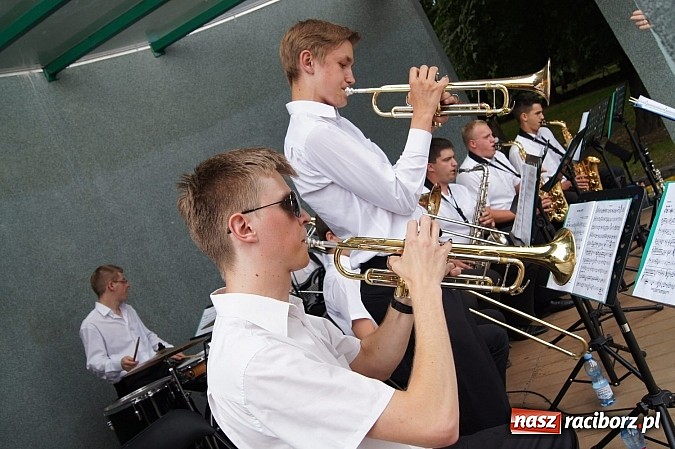 Zdjęcie w galerii na portalu naszraciborz.pl: Młodzieżowa Orkiestra RCK zagrała dla publiczności w Parku Roth  wiadomości z regionu