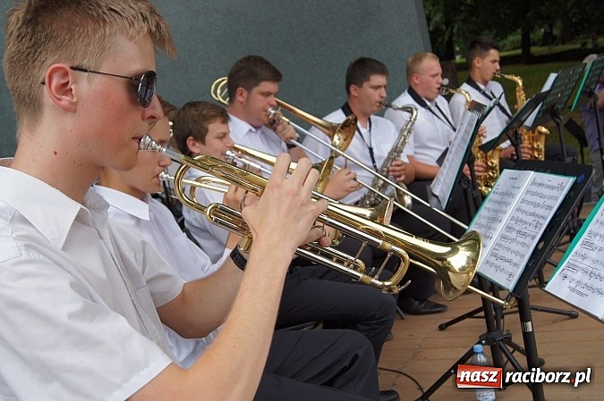 Zdjęcie w galerii na portalu naszraciborz.pl: Młodzieżowa Orkiestra RCK zagrała dla publiczności w Parku Roth  wiadomości z regionu