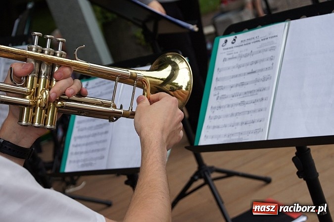 Zdjęcie w galerii na portalu naszraciborz.pl: Młodzieżowa Orkiestra RCK zagrała dla publiczności w Parku Roth  wiadomości z regionu