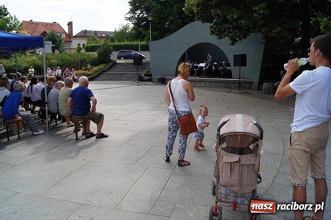 Zdjęcie w galerii na portalu naszraciborz.pl: Młodzieżowa Orkiestra RCK zagrała dla publiczności w Parku Roth  wiadomości z regionu