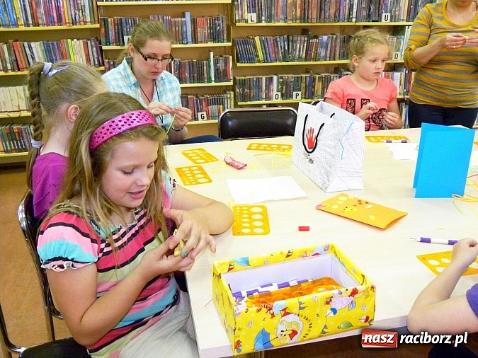 Zdjęcie w galerii na portalu naszraciborz.pl: Wakacyjna akademia sztuki w Bibliotece wiadomości z regionu