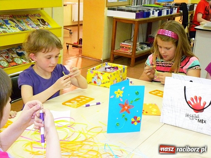Zdjęcie w galerii na portalu naszraciborz.pl: Wakacyjna akademia sztuki w Bibliotece wiadomości z regionu