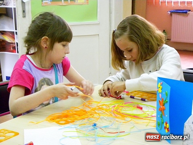 Zdjęcie w galerii na portalu naszraciborz.pl: Wakacyjna akademia sztuki w Bibliotece wiadomości z regionu