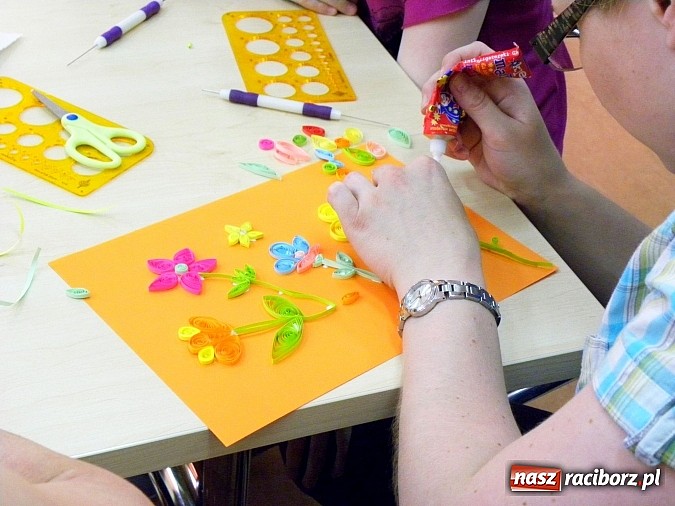 Zdjęcie w galerii na portalu naszraciborz.pl: Wakacyjna akademia sztuki w Bibliotece wiadomości z regionu