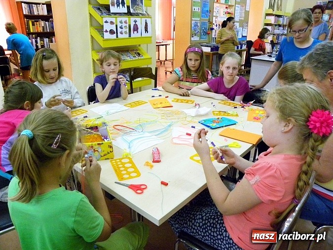 Zdjęcie w galerii na portalu naszraciborz.pl: Wakacyjna akademia sztuki w Bibliotece wiadomości z regionu