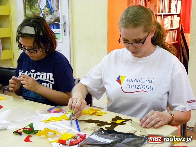 Zdjęcie w galerii na portalu naszraciborz.pl: Wakacyjna akademia sztuki w Bibliotece wiadomości z regionu