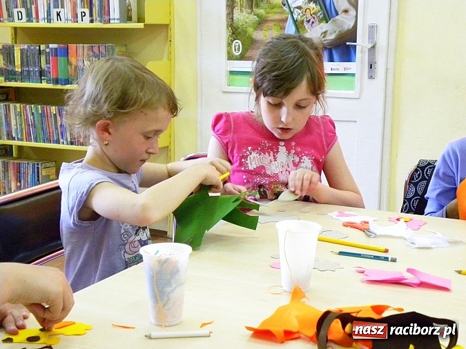 Zdjęcie w galerii na portalu naszraciborz.pl: Wakacyjna akademia sztuki w Bibliotece wiadomości z regionu