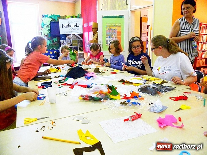 Zdjęcie w galerii na portalu naszraciborz.pl: Wakacyjna akademia sztuki w Bibliotece wiadomości z regionu