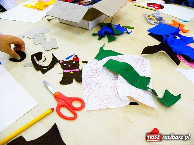 Zdjęcie w galerii na portalu naszraciborz.pl: Wakacyjna akademia sztuki w Bibliotece wiadomości z regionu